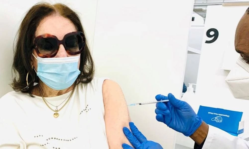 Εμβολιάστηκε η Νάνα Μούσχουρη και έστειλε ένα πολύ αισιόδοξο μήνυμα